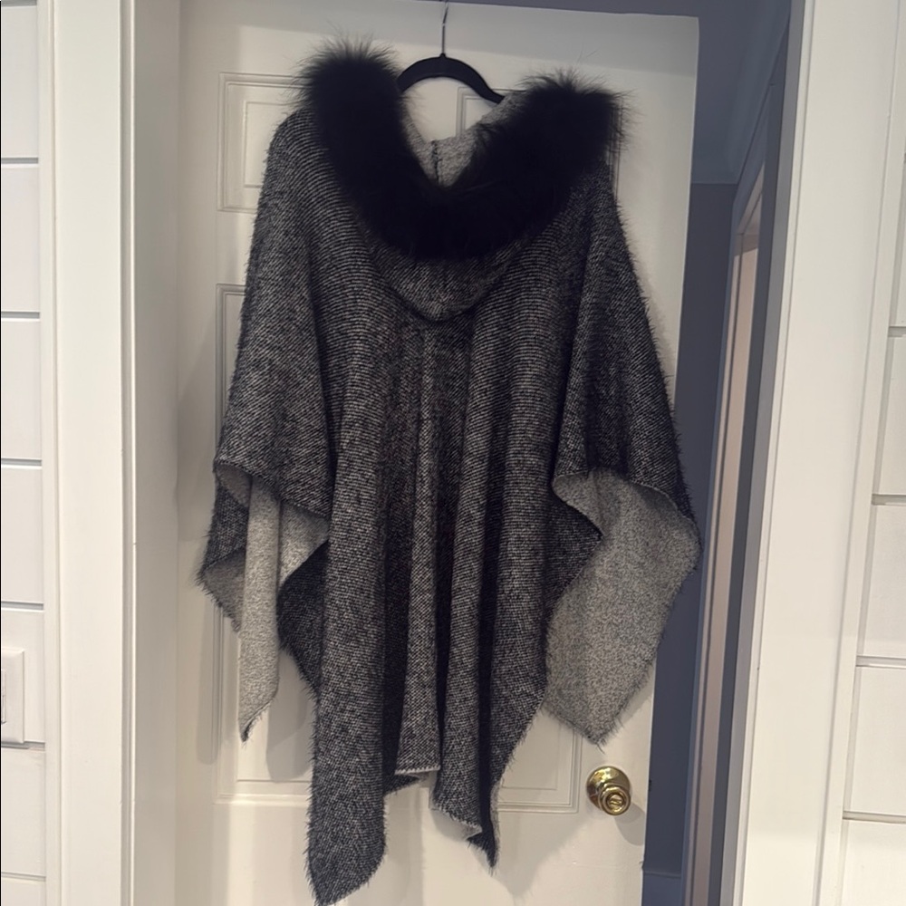 Linda Richard’s Luxury Gray Poncho with Black Fur Trim Hooded Shawl - Picture 3 of 3